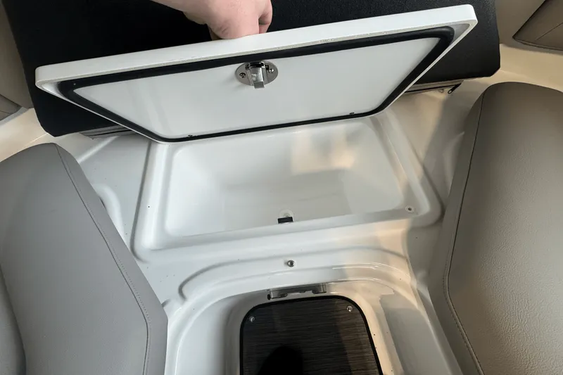 Slide: The Image of Four Winns HD3 2025 - 22