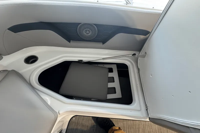 Slide: The Image of Four Winns HD3 2025 - 23