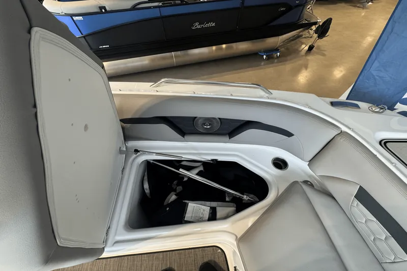 Slide: The Image of Four Winns HD3 2025 - 25