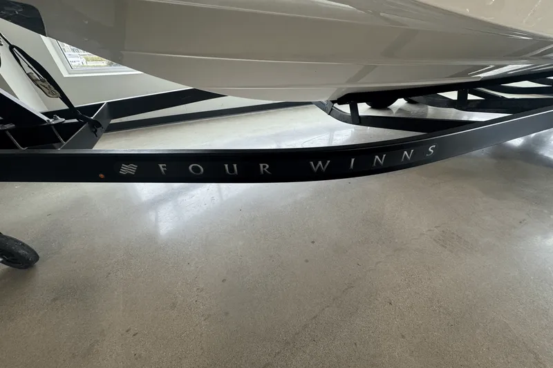 Slide: The Image of Four Winns HD3 2025 - 30