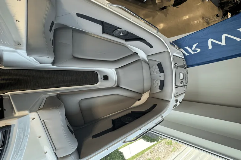 Slide: The Image of Four Winns HD3 2025 - 5