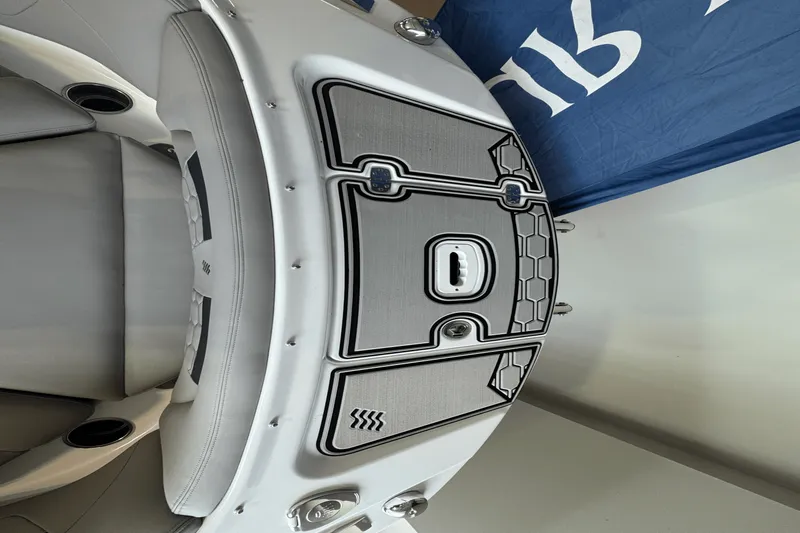 Slide: The Image of Four Winns HD3 2025 - 6