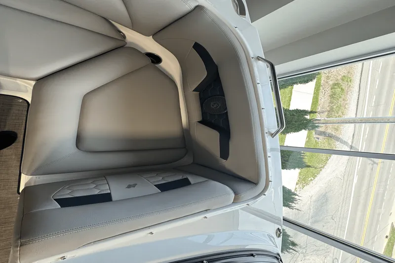 Slide: The Image of Four Winns HD3 2025 - 7