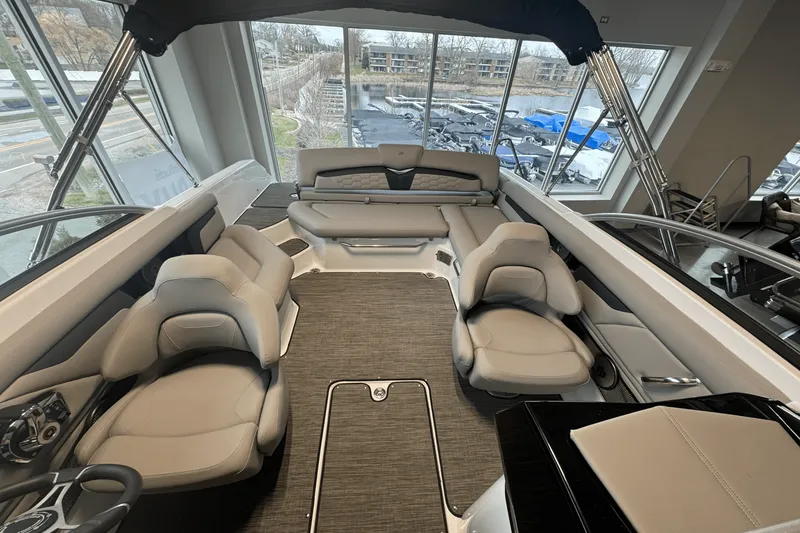 Slide: The Image of Four Winns HD3 2025 - 8