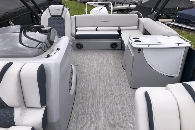 Slide: The Image of Harris Grand Mariner 250 2025 - 14