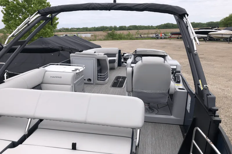 Slide: The Image of Harris Grand Mariner 250 2025 - 16