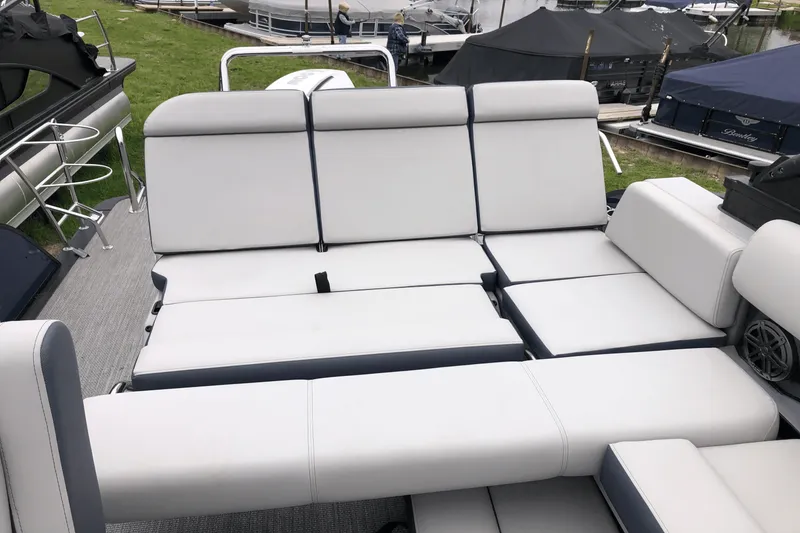 Slide: The Image of Harris Grand Mariner 250 2025 - 17