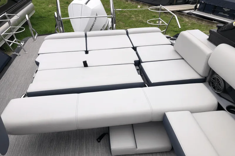 Slide: The Image of Harris Grand Mariner 250 2025 - 18