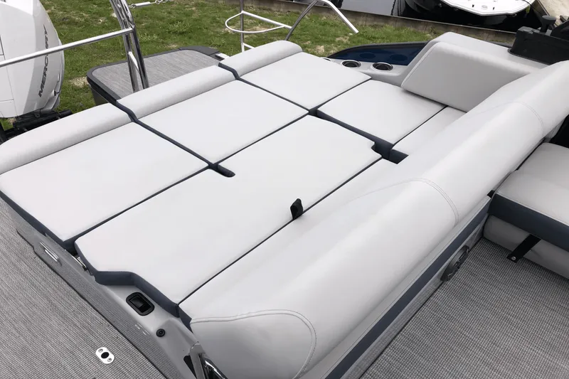 Slide: The Image of Harris Grand Mariner 250 2025 - 20