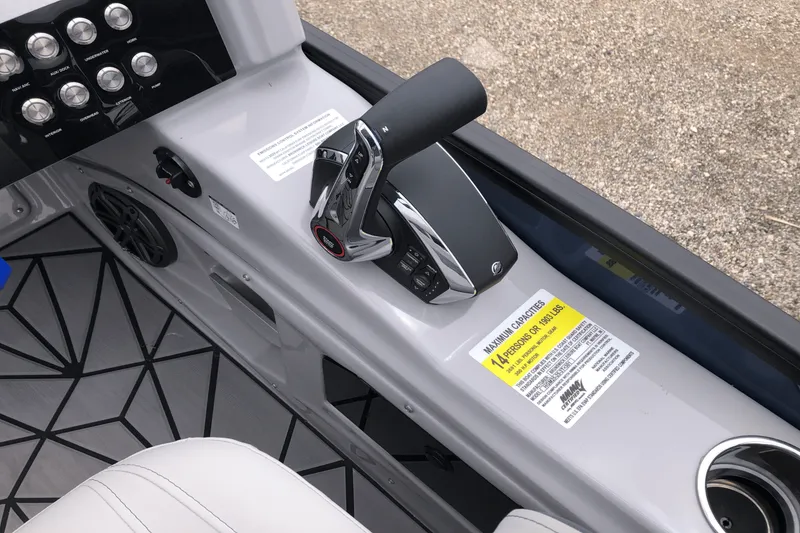 Slide: The Image of Harris Grand Mariner 250 2025 - 8