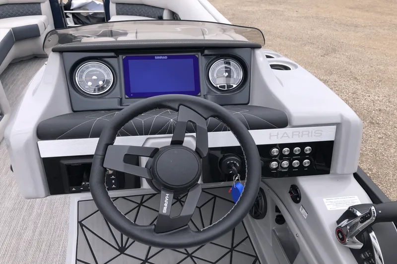 Slide: The Image of Harris Grand Mariner 250 2025 - 9