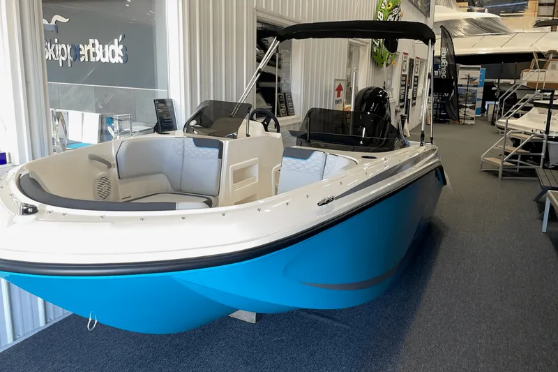 The Image of Bayliner M17 2025 - 0