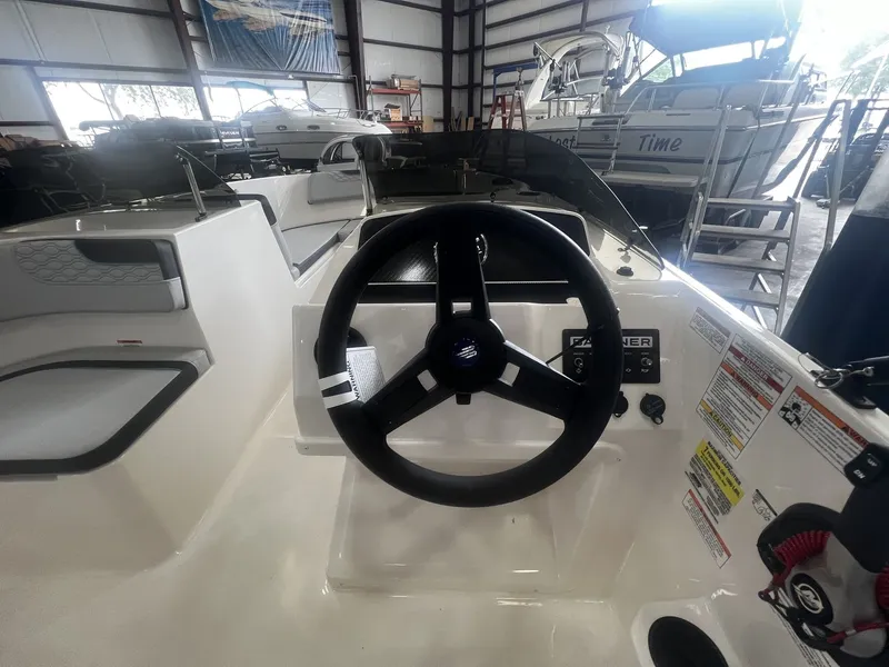 Slide: The Image of Bayliner M17 2025 - 20