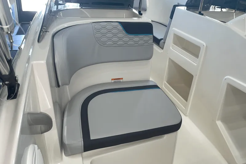 Slide: The Image of Bayliner M17 2025 - 10