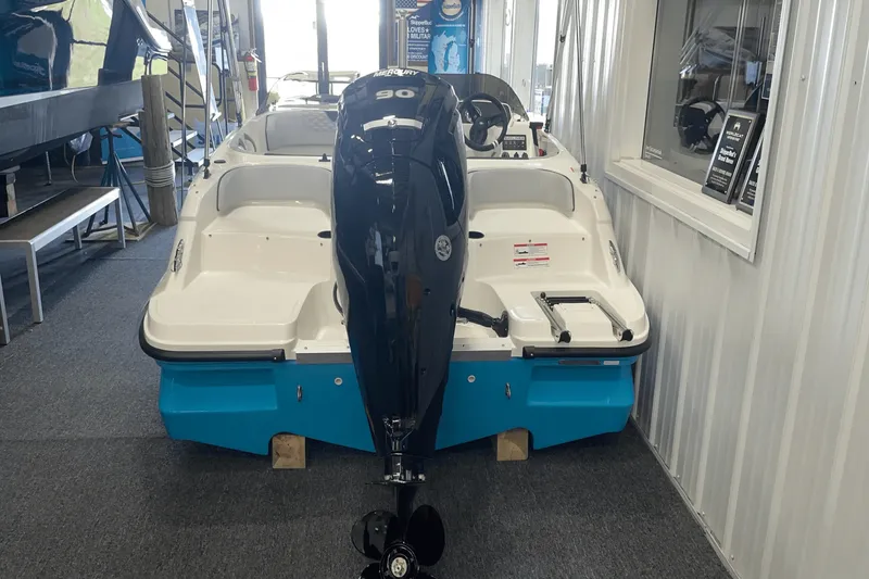 Slide: The Image of Bayliner M17 2025 - 2