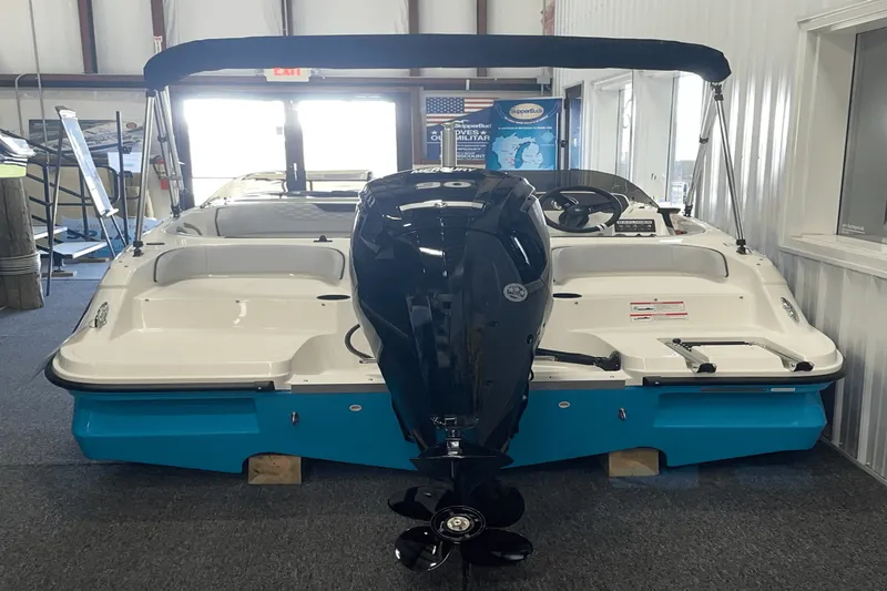 Slide: The Image of Bayliner M17 2025 - 3