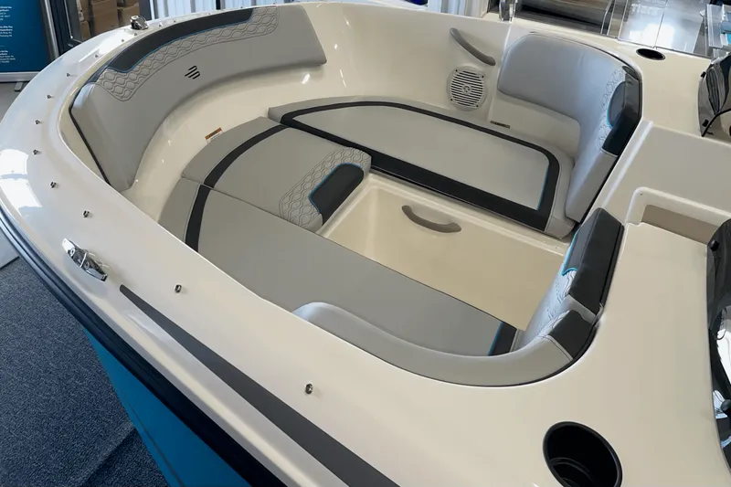 Slide: The Image of Bayliner M17 2025 - 4