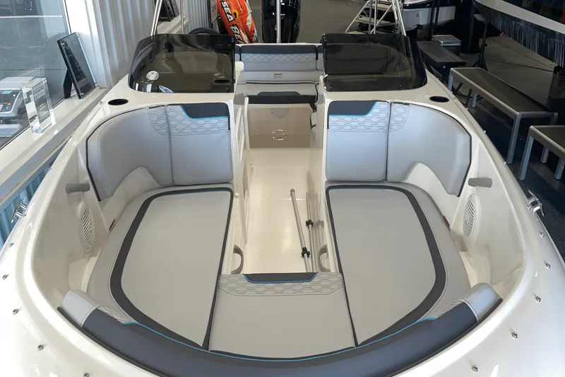 Slide: The Image of Bayliner M17 2025 - 5