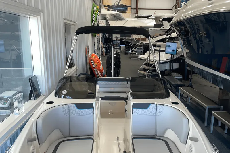 Slide: The Image of Bayliner M17 2025 - 6