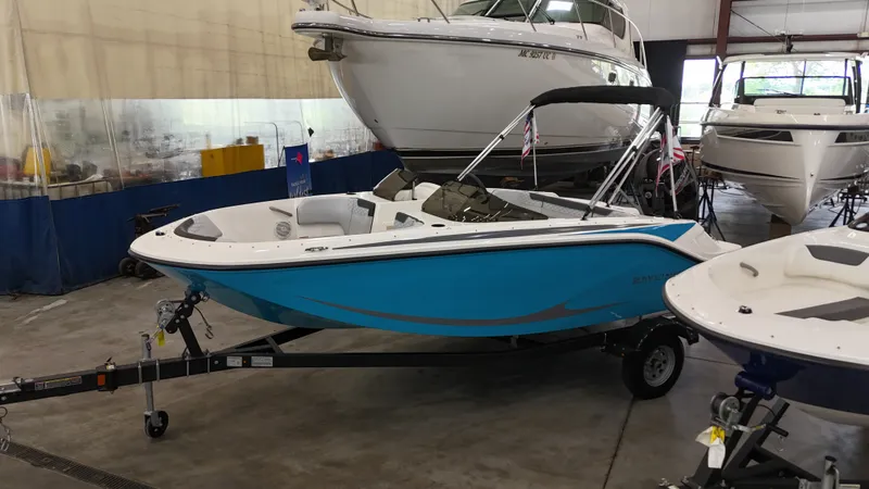 The Image of Bayliner M17 2025 - 0