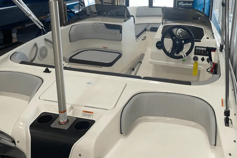 Slide: The Image of Bayliner M17 2025 - 9