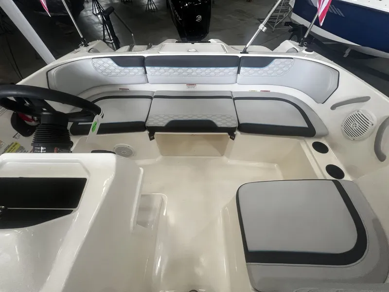 Slide: The Image of Bayliner M17 2025 - 19