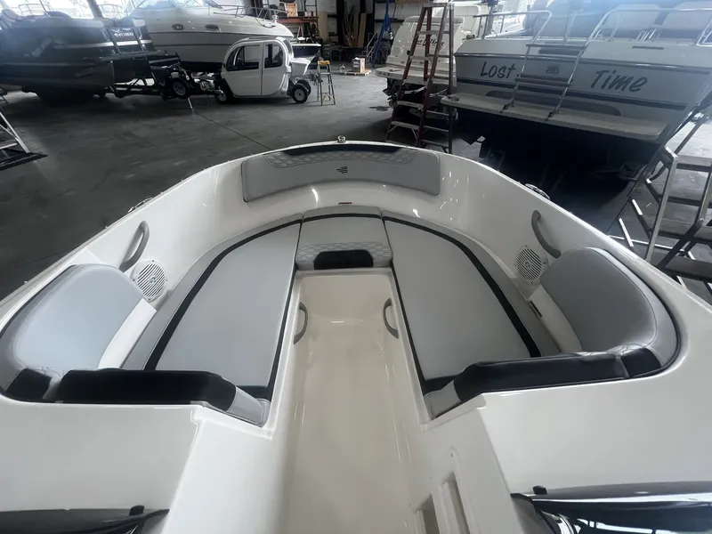 Slide: The Image of Bayliner M17 2025 - 16