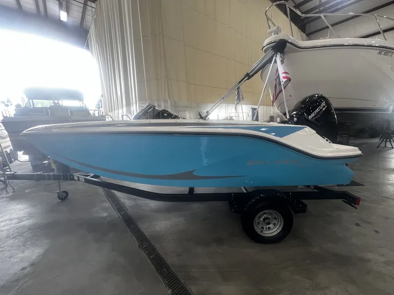 The Image of Bayliner M17 2025 - 0