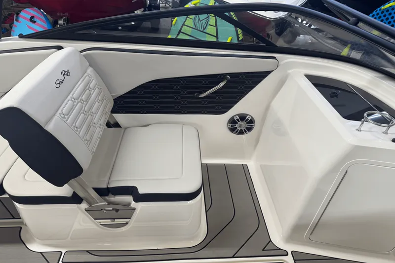 Slide: The Image of Sea Ray SPX 210 2024 - 15