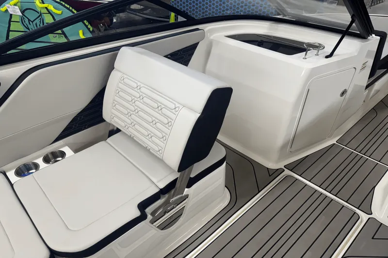 Slide: The Image of Sea Ray SPX 210 2024 - 16