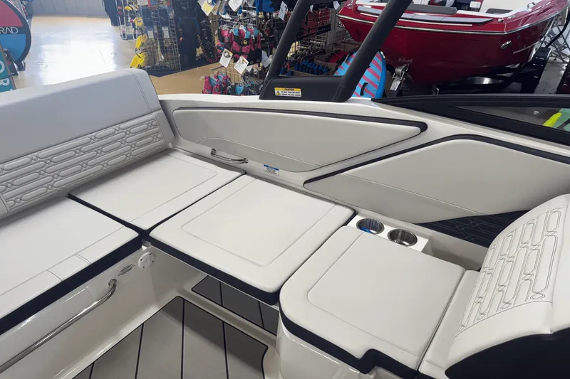 Slide: The Image of Sea Ray SPX 210 2024 - 17