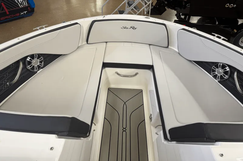 Slide: The Image of Sea Ray SPX 210 2024 - 6