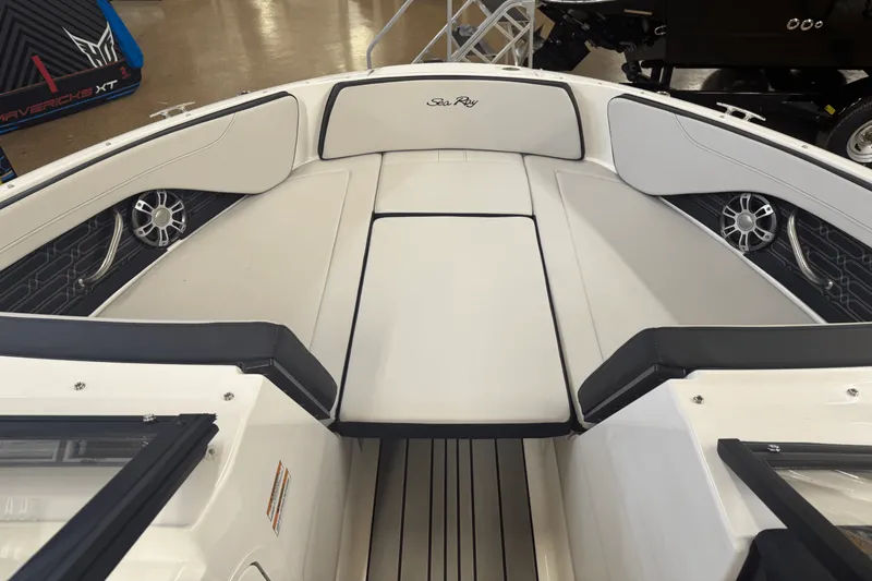 Slide: The Image of Sea Ray SPX 210 2024 - 8