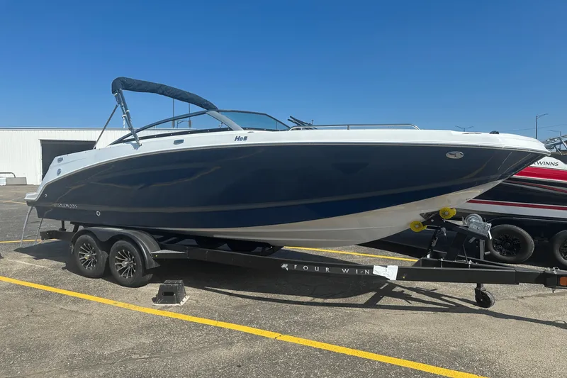 Slide: The Image of Four Winns HD5 2025 - 0