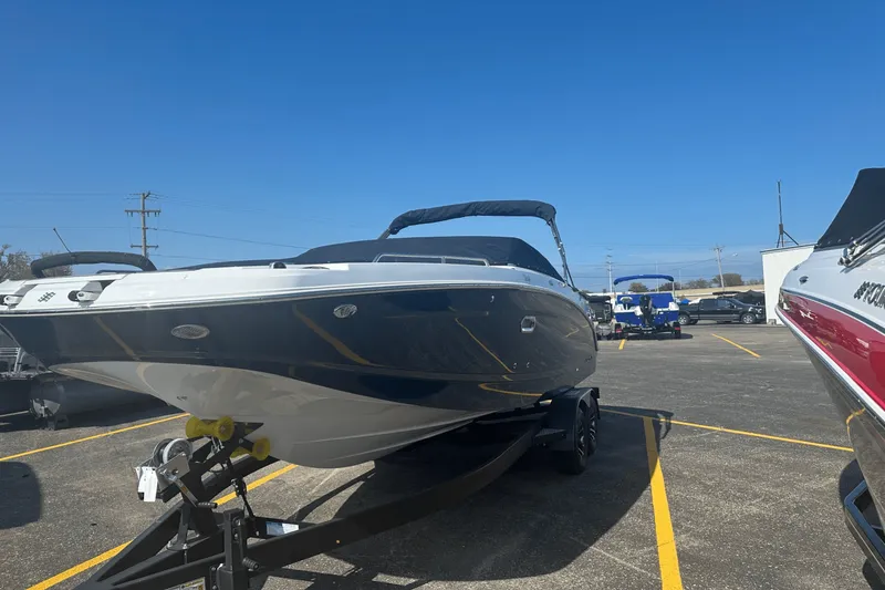 Slide: The Image of Four Winns HD5 2025 - 1