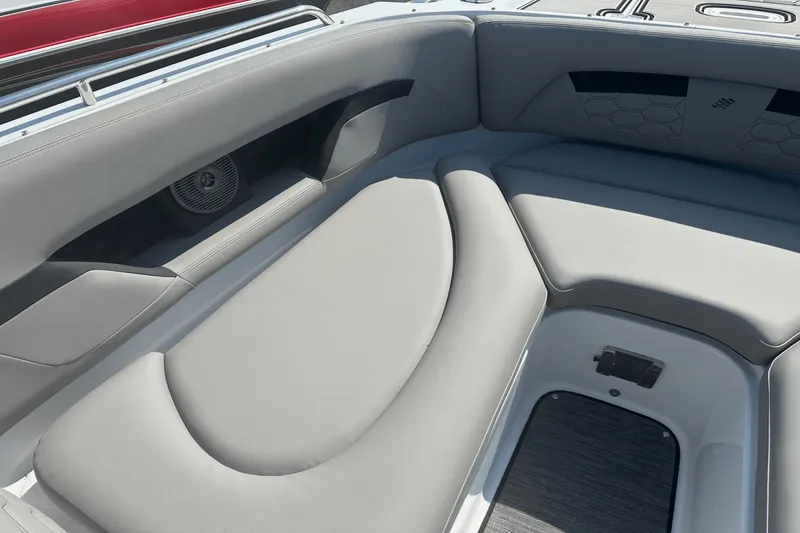 Slide: The Image of Four Winns HD5 2025 - 10