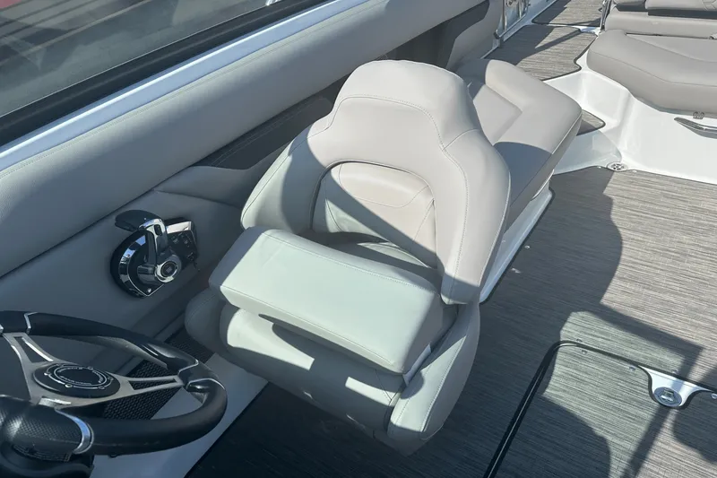 Slide: The Image of Four Winns HD5 2025 - 11