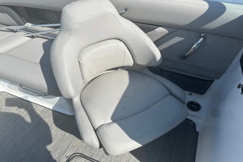 Slide: The Image of Four Winns HD5 2025 - 12