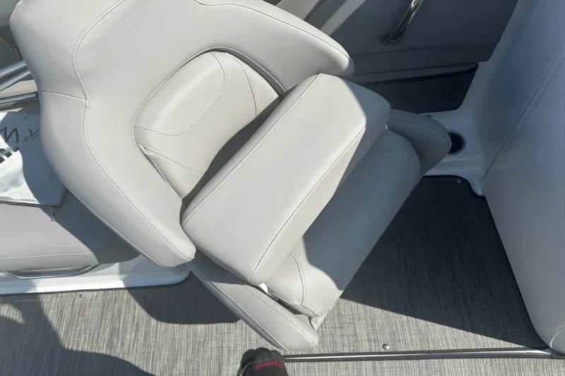 Slide: The Image of Four Winns HD5 2025 - 13