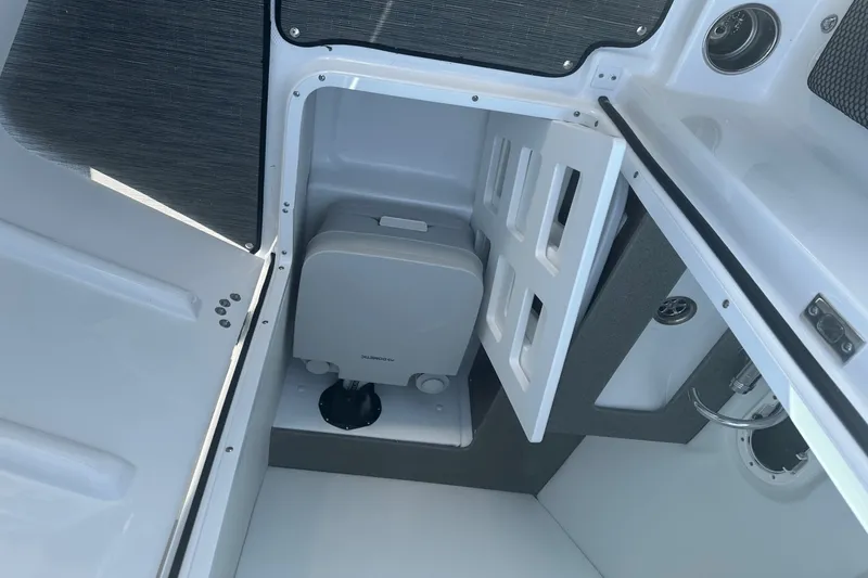 Slide: The Image of Four Winns HD5 2025 - 14