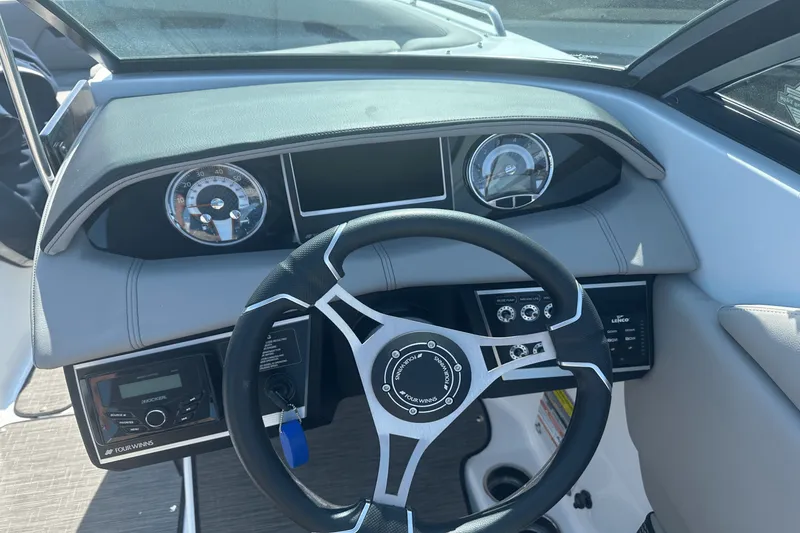 Slide: The Image of Four Winns HD5 2025 - 16