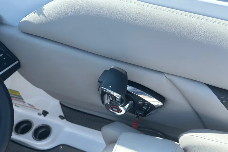 Slide: The Image of Four Winns HD5 2025 - 18