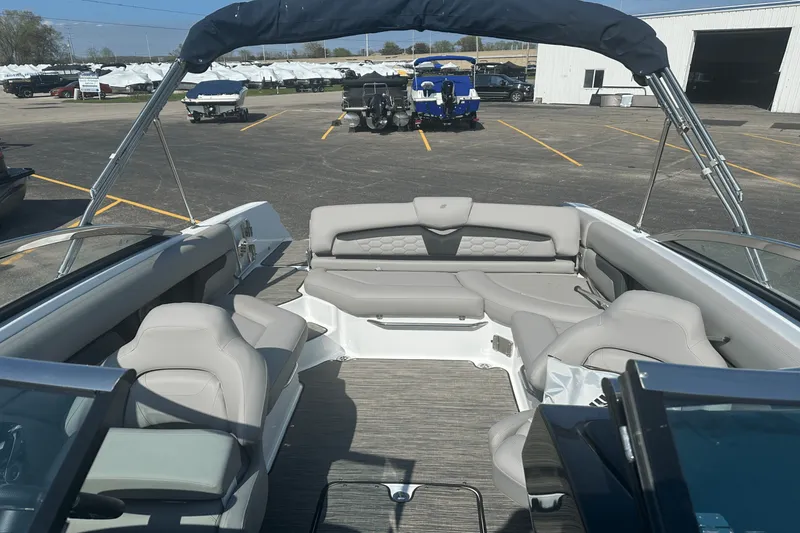 Slide: The Image of Four Winns HD5 2025 - 19