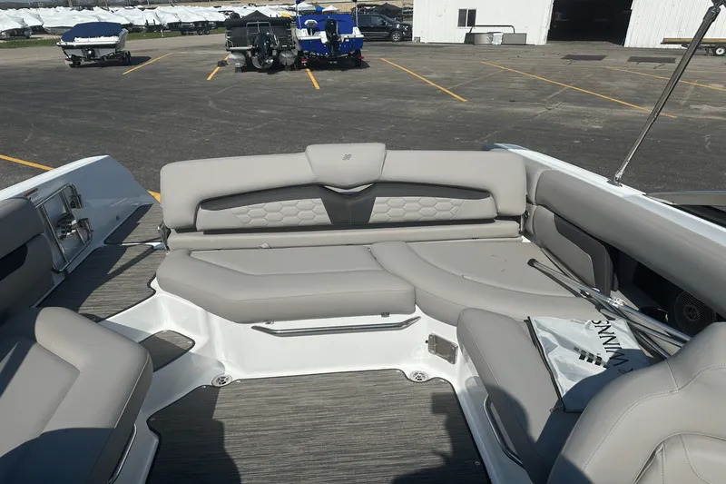 Slide: The Image of Four Winns HD5 2025 - 20