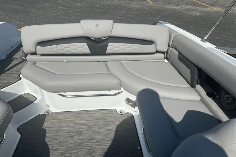 Slide: The Image of Four Winns HD5 2025 - 21