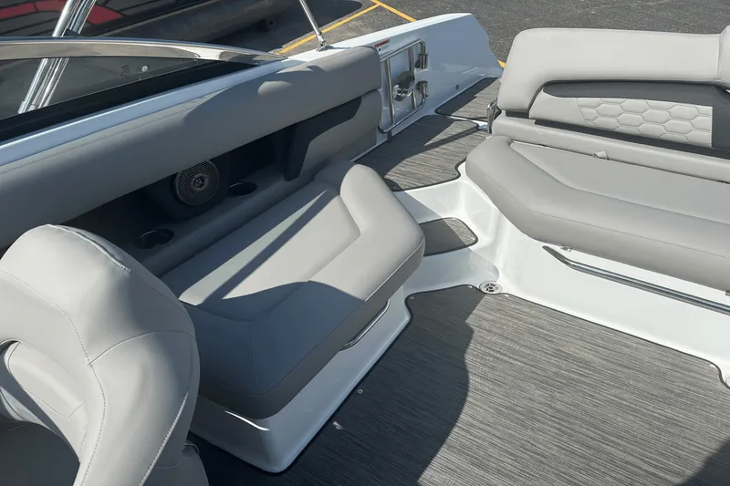 Slide: The Image of Four Winns HD5 2025 - 23