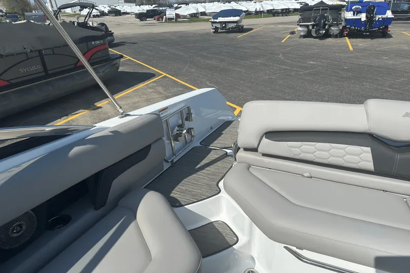 Slide: The Image of Four Winns HD5 2025 - 24