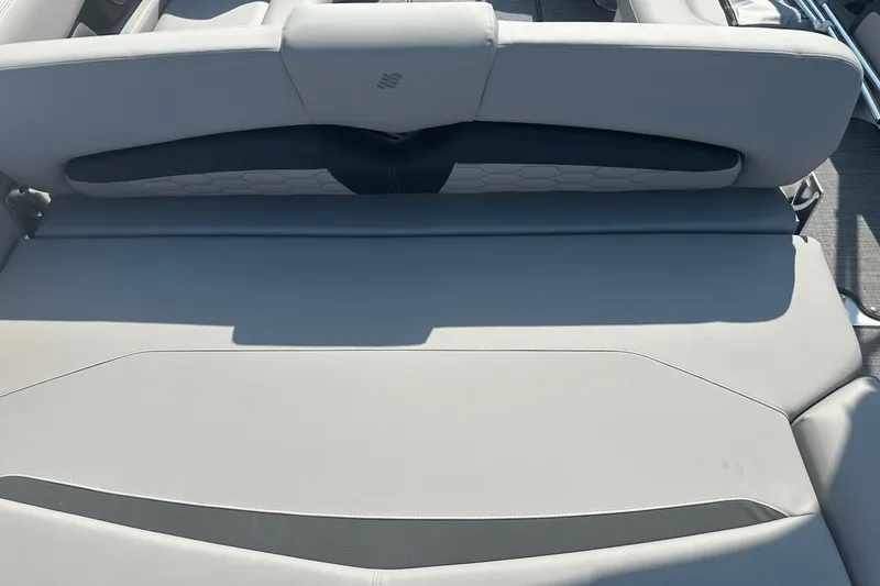 Slide: The Image of Four Winns HD5 2025 - 26