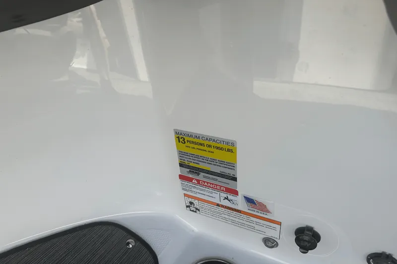 Slide: The Image of Four Winns HD5 2025 - 28