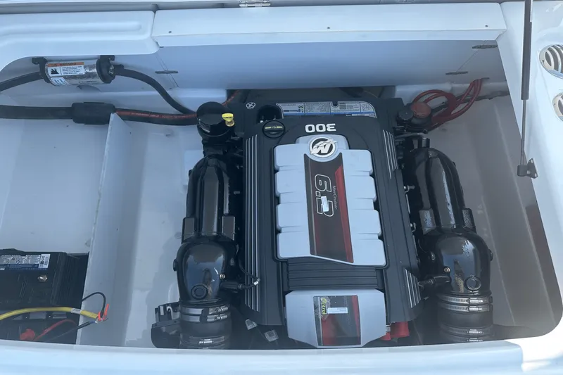 Slide: The Image of Four Winns HD5 2025 - 30